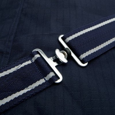 Correia azul com riscas cinzentas e fecho metálico prateado sobre tecido azul