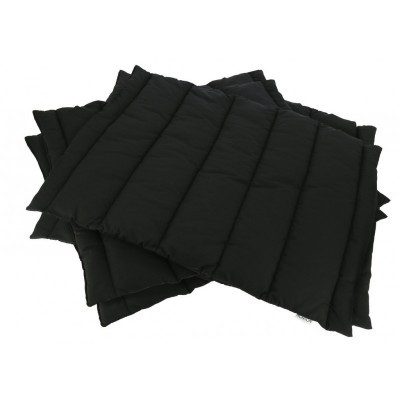 Três almofadas acolchoadas pretas sobre fundo branco