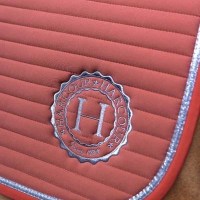 Tampão para sela cor de ferrugem com emblema HARCOUR bordado