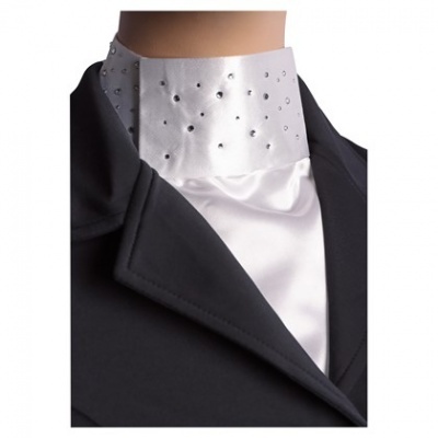 Colarinho alto branco com pedras brilhantes sob fato preto