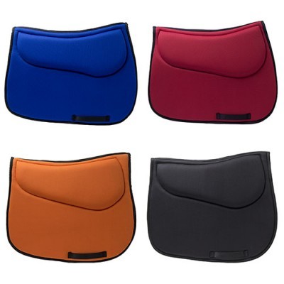 Quatro mantas de sela para cavalo em azul, vermelho, laranja e preto