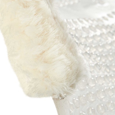 Manga branca de pelo macio sobre superfície transparente texturizada com bolhas