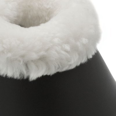 Bota preta com forro branco felpudo na parte superior