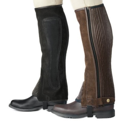 Polainas pretas e castanhas sobre botas em fundo branco