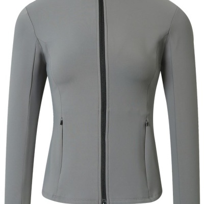 Casaco cinza de manga comprida com fecho preto no centro