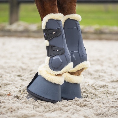 Botas de proteção azul escuro com pelo sintético bege em patas de cavalo