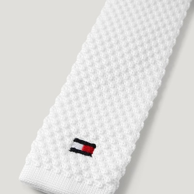 Cinta branca texturizada com logotipo bordado colorido