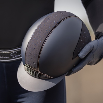 Capacete de equitação cinzento com pedras azuis e viseira