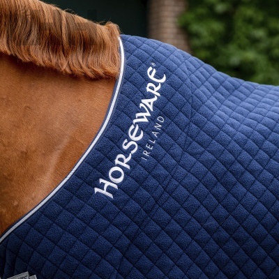 Manta azul com padrão quadriculado bordada HORSEWARE IRELAND sobre cavalo castanho