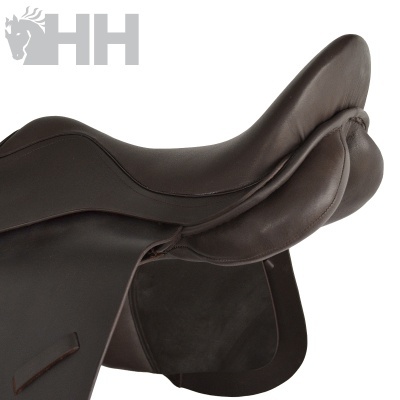 Selim de equitação em couro castanho escuro com logótipo HH cinza no fundo