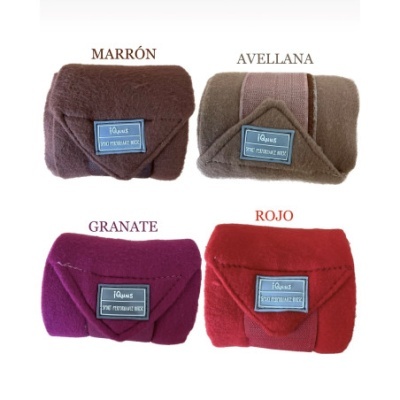 Quatro mantas enroladas em diferentes cores com etiquetas azuis num fundo branco