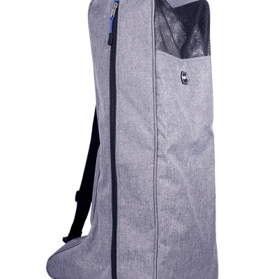 Mochila cinzenta com rede preta e alça para transporte
