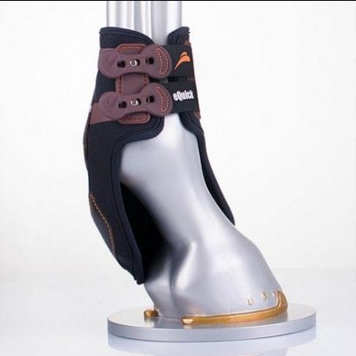 Suporte ortopédico negro com castanho para casco de cavalo em modelo metálico branco.