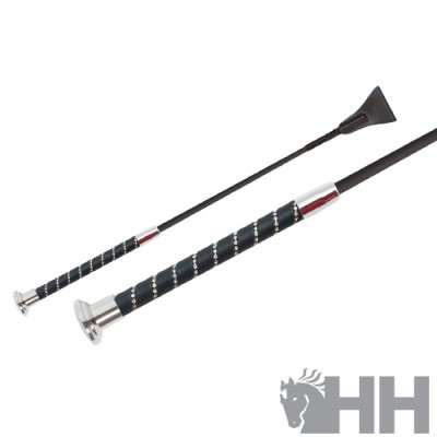 Rédea preta com punho decorado em fundo branco e logótipo HH