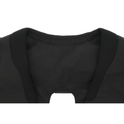 Gola preta com tecido liso e malha texturizada nas bordas