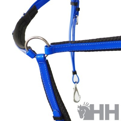 Peitoral azul e preto com detalhes metálicos para animais