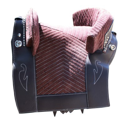 Sela de equitação em couro preto e tecido vermelho acolchoado com ferragens metálicas