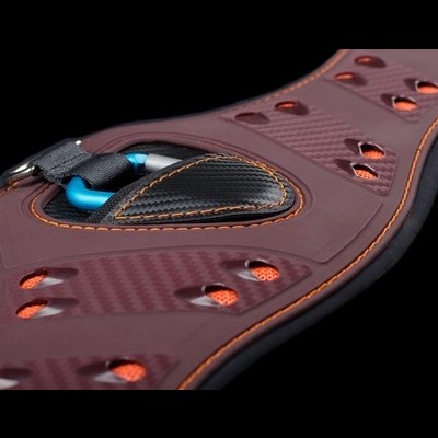 Suporte ajustável castanho com gancho azul e detalhes em fibra de carbono