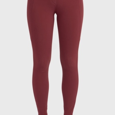 Leggings femininas vinho com botões e ténis brancos