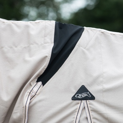 Casaco bege com logótipo QHP e detalhes pretos