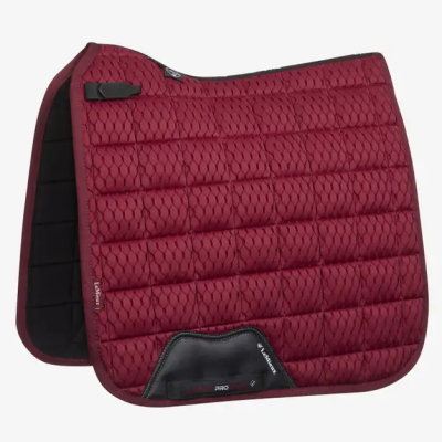 Tapa de sela bordô acolchoado com reforço de couro preto e texto LeMieux