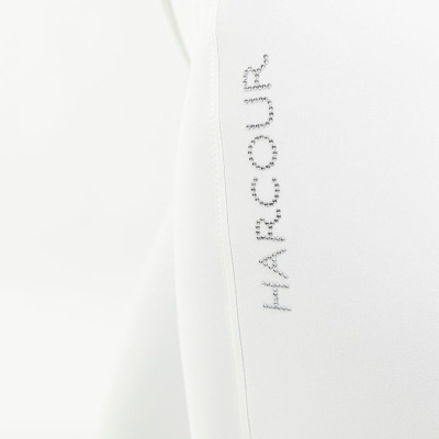 Peça de roupa branca com texto HARCOUR em pedrarias pretas