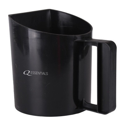 Jarra medidora preta de plástico com pega e inscrição Q ESSENTIALS