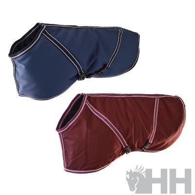 Dois casacos para cães azul escuro e castanho com costuras brancas e fechos pretos