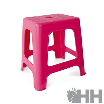 Banco quadrado de plástico rosa com pega na parte superior