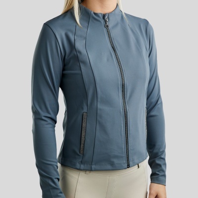 Casaco desportivo feminino azul cinzento com fecho e bolsos, tecido liso, usado com calças bege