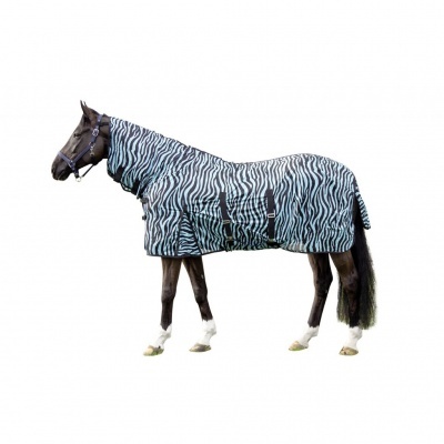 Cavalo com manta de padrão zebra em fundo branco