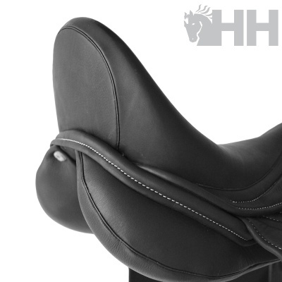 Selim de cavalo preto com costuras brancas e logótipo HH