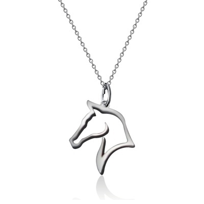 Colar metálico prateado com pendente em forma de cabeça de cavalo
