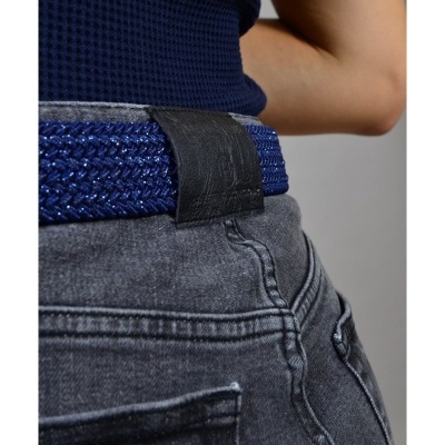 Cinto trançado azul com fivela preta e calças de ganga cinzentas