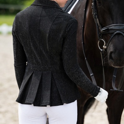 Blazer preto brilhante para equitação com calças brancas e cavalo preto
