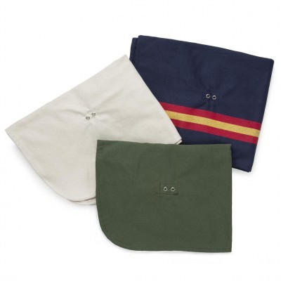 Três capas de algodão em branco, azul escuro com riscas vermelha e amarela, e verde oliva, com ilhóses metálicos.