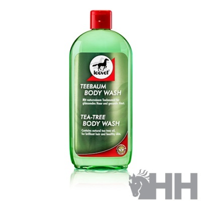 Frasco verde translúcido com tampa vermelha e rótulo de gel de banho com óleo de árvore do chá