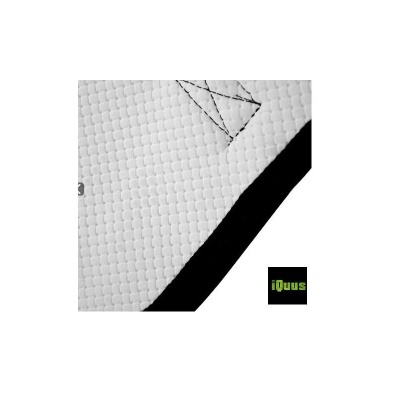 tecido branco com padrão quadrado e costura preta, borda preta e logótipo iQuus