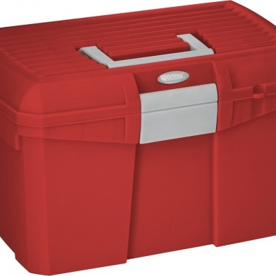 Caixa de ferramentas vermelha com fechadura cinzenta e pega branca acinzentada.