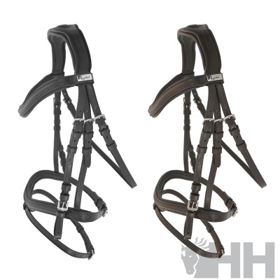 Dois cabrestos de cavalo em couro, um preto e outro castanho, com fivelas metálicas e acolchoamento