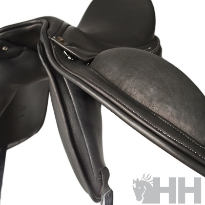Sela de equitação de couro preto com costuras brancas em fundo branco