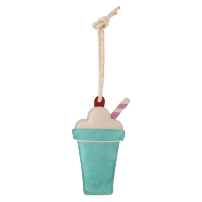 Chaveiro ou pendente em formato de copo de milkshake azul com chantilly branco e canudo rosa e branco