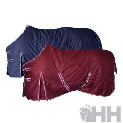 Cobertores para cavalo azul escuro e vermelho com fechos metálicos e detalhes brancos