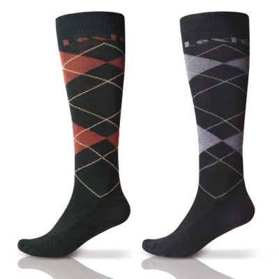 Dois pares de meias compridas com padrão de losangos em cores preto, castanho e vermelho e o outro em preto, cinza e branco.