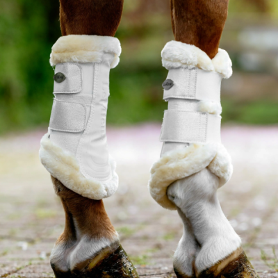 Botas de proteção brancas com pelúcia em patas traseiras de cavalo