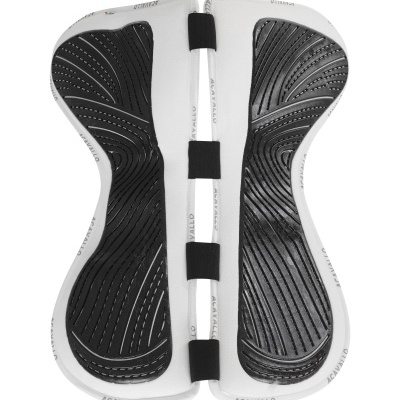 Protector para cavalos branco e preto com tiras elásticas pretas, com o nome ACAVALLO nas bordas.