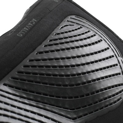 Detalhe de produto preto com material elástico e faixas recortadas, texto AOKWELLO