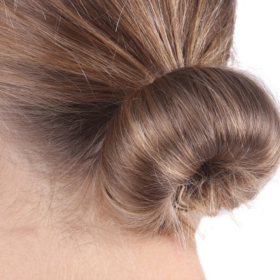 Coque liso em cabelo loiro castanho claro