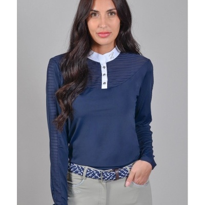 Mulher com camisola azul marinho de gola branca e calças cinza claras