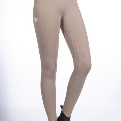 Leggings bege com bolso lateral e texto HFP na perna, usadas com botas pretas